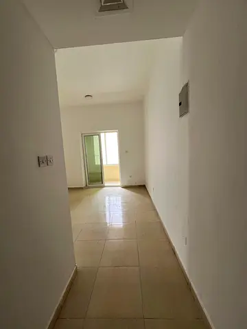 غرفه وصاله/بلكونه اطلاله مفتوحه/تشطيب حديث/اضاءه طبيعيه ممتازه/موقع مميز/سهل الوصول الى الاسواق والمواصلات