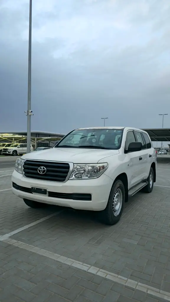 Toyota Land Cruiser 2011 — photo 1 of 11