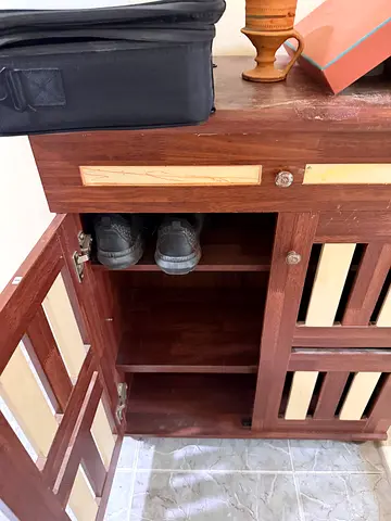 Shoe cabinet