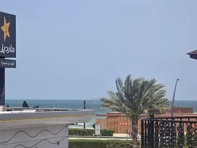 باركن مجانا اطلالة بحرية تتكون من طابقين اربع غرف وصالة بمساحات واسعة غرفة خادمة 2 مجلس موقع متميز تقع علي كورنيش الحيرة