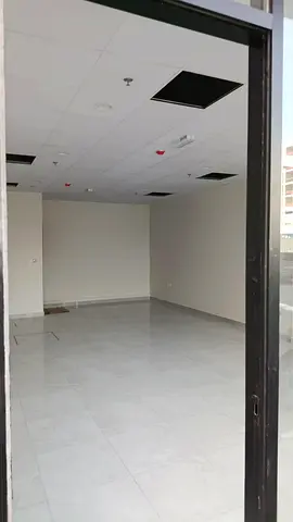 Shop for rent in Muwaileh opposite the park, spacious layout, high-end finishing, suitable for all businesses, with bathroom, prime location. 🏪✨