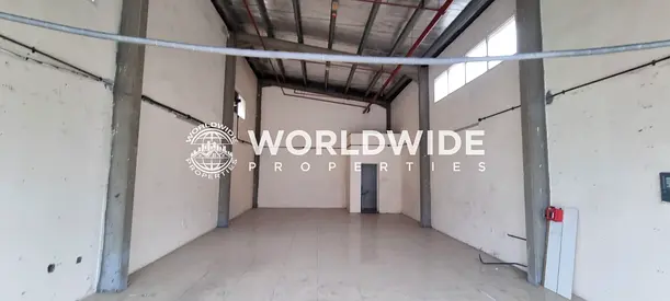 صالة عرض فاخرة مطلة على الطريق للإيجار - منطقة الجرف الصناعية 1، عجمان | 1200 قدم مربع | سقف مرتفع | كهرباء ثلاثية الأطوار | موقع متميز