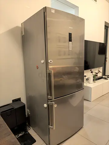 Bosch Fridge refrigerator with bottom freezer, not Trader