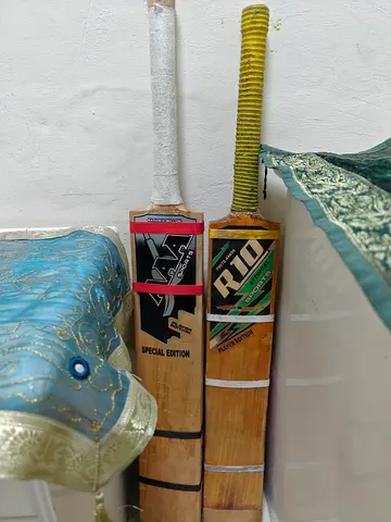 Hard tennis bat - AAA and R10