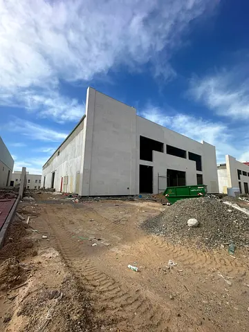 مستودع جديد كليًا للإيجار | 20,800 قدم مربع | طاقة 230 كيلوواط | مثالي للاستخدام في المصانع | أم القيوين