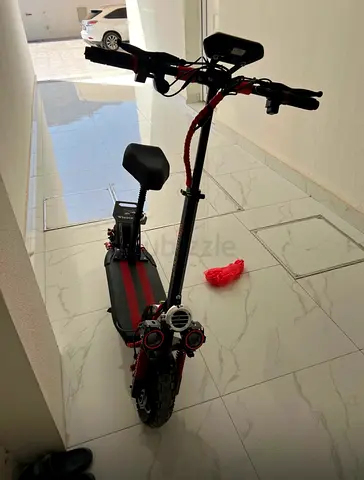 Electric scooter with seat, fat tyres and lights