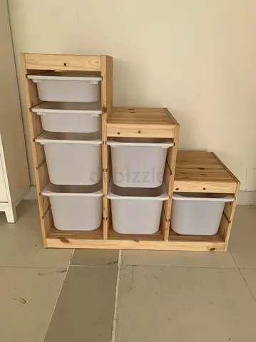 Step-style wooden storage unit with 6 removable plastic bins
