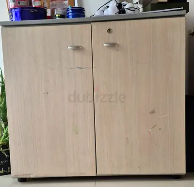 Storage unit 2 door having one horizontal partition