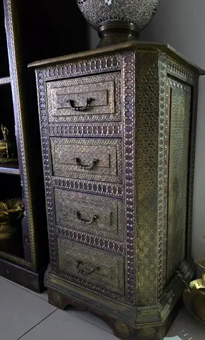 Chest of drawers