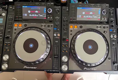 Pair of Pioneer CDJ-2000NXS – Excellent condition