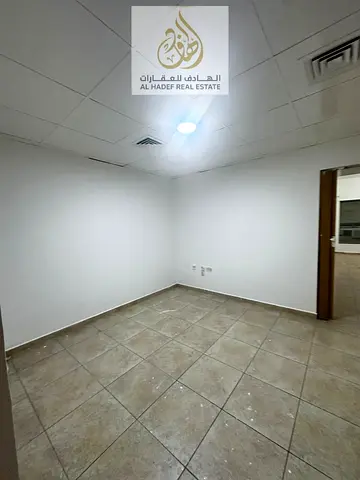 استوديو للإيجار السنوي في المجاز 2 بإطلالة مميزة وتشطيب راقي، تكييف على المالك مع جيم ومسبح مجاني داخل البناية، موقع حيوي قريب من الكورنيش والخدمات، م