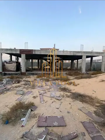 ارض سكنية للبيع زاوية وسكة مبنية الدور الارضي وباقي الاساسات فيها وجاهزة لتكملة 20.000 قدم