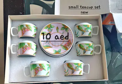 Small floral teacup set — 6 cups with saucers (like new)