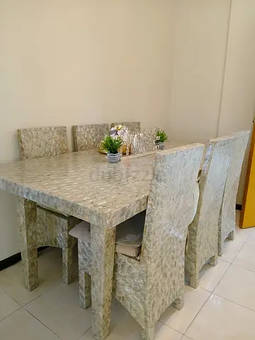Elegent dining table fot 6 person