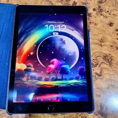 Apple iPad with Home Button - Excellent Condition with ipad cover