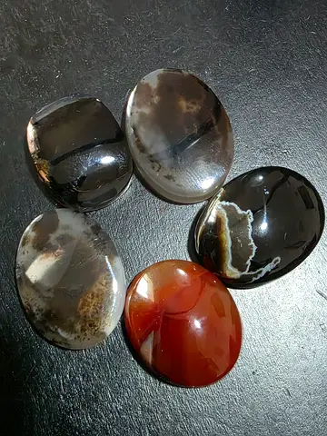 Set of 5 Polished Agate/Rock Crystal Palm Stones - عقيق يماني مصور