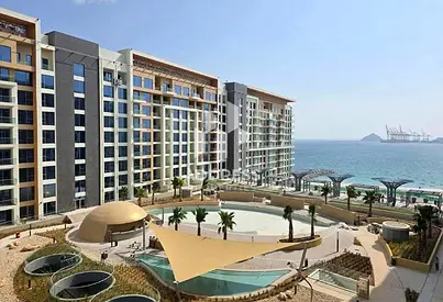 شقة غرفة وصالة راقية للبيع في خورفكان بإطلالة على حمام السباحة