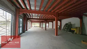 Prime road-facing warehouse with high visibility yearly and Monthly