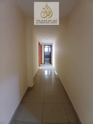 شقة غرفتين وصالة للإيجار في الشارقة القاسمية الند مع باركن مجاني وموقع حيوي قريب من الخدمات ومساحات مريحة مناسبة للعائلات