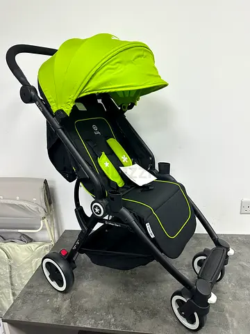 Brand New - without bumper- Compact fold lightweight stroller