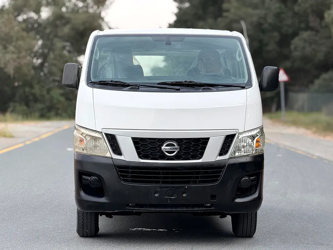 Nissan Urvan 2015 — photo 1 of 10