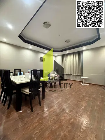 شقة مفروشة بالكامل بغرفة نوم واحدة للإيجار في أبراج كورنيش، عجمان، مساحتها الإجمالية 900 قدم مربع، بإطلالة بانورامية على المدينة، مع موقف سيارات ومطبخ