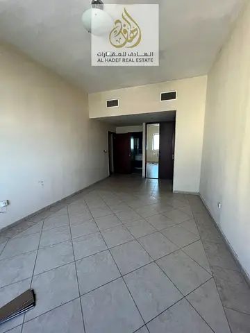 اطلاله ملكية مباشرة على البحر! 💎 شقة 3 غرف وصالة (3BHK) للإيجار في المجاز 1 📍 استمتع بالسكن الفاخر في قلب الشارقة (المجاز 1) بشقة واسعة جداً ومميزا