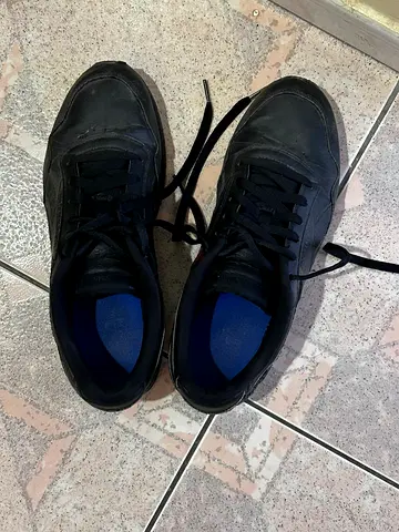 Black casual sneakers (used)