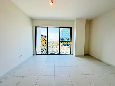 Well-Maintained | Ready To Move ! High-End Location