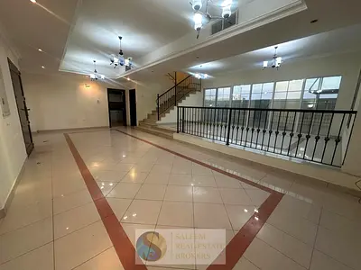 فيلا فاخرة للإيجار في مردف، تتكون من ثلاث غرف نوم وغرفة للخادمة، جميعها غرف نوم رئيسية. تتميز الفيلا بفناء خلفي صغير خاص، ومسبح مشترك