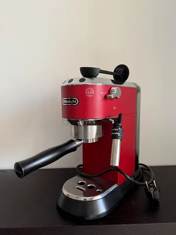 DeLonghi Dedica Style Pump Espresso Coffee Machine EC685R Red