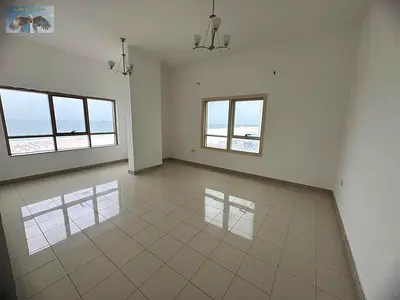 شقة 3 غرف وصالة على كورنيش عجمان صف أول، إطلالة كاملة على البحر، بلكونة وغرفة استور، بجوار فندق رمادا، إيجار 80 ألف