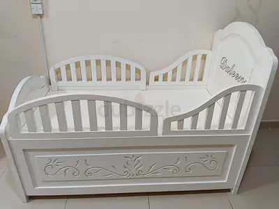 White wooden kids crib/bed with decorative panel (used)