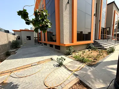 7 غرف / طابقان / مجلس +صالة / 12 حمامً / إطلالة مفتوحة / شرفة / حديقة / غرفة حارس / غرفة خادمة / موقف سيارات يتسع لـ 8 سيارات