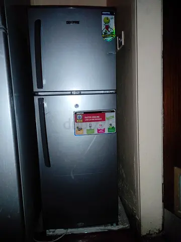 Geepas 200L Double Door Refrigerator – Good Condition Selling a Geepas 200L Double Door