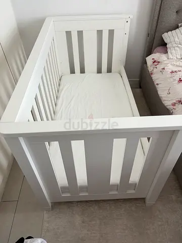 White wooden baby crib - good condition