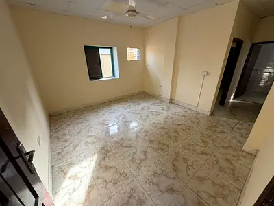 شقة غرفة وصالة للإيجار السنوي في الراشدية عجمان، بموقع استراتيجي بجوار نستو ماركت وقريب من شارع الميناء. الشقة مناسبة للسكن العملي بسعر اقتصادي، بدون