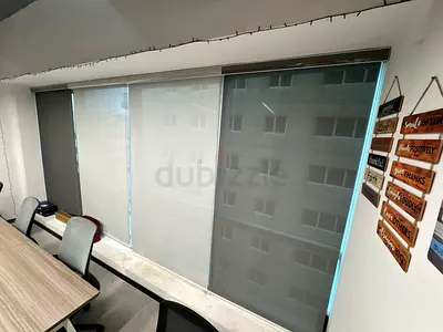 Set of 4 light-filtering fabric roller blinds - good condition with inclusion of lights