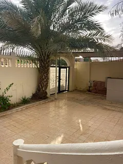 🏠 Villa for Rent in Al Azra – Sharjah 🏠 Located in a prime area close to the main road and a