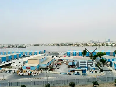 وحدة بإطلالة على الخور مع موقف خاص