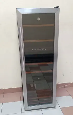 Hoover 78 bottles capacity wine fridge