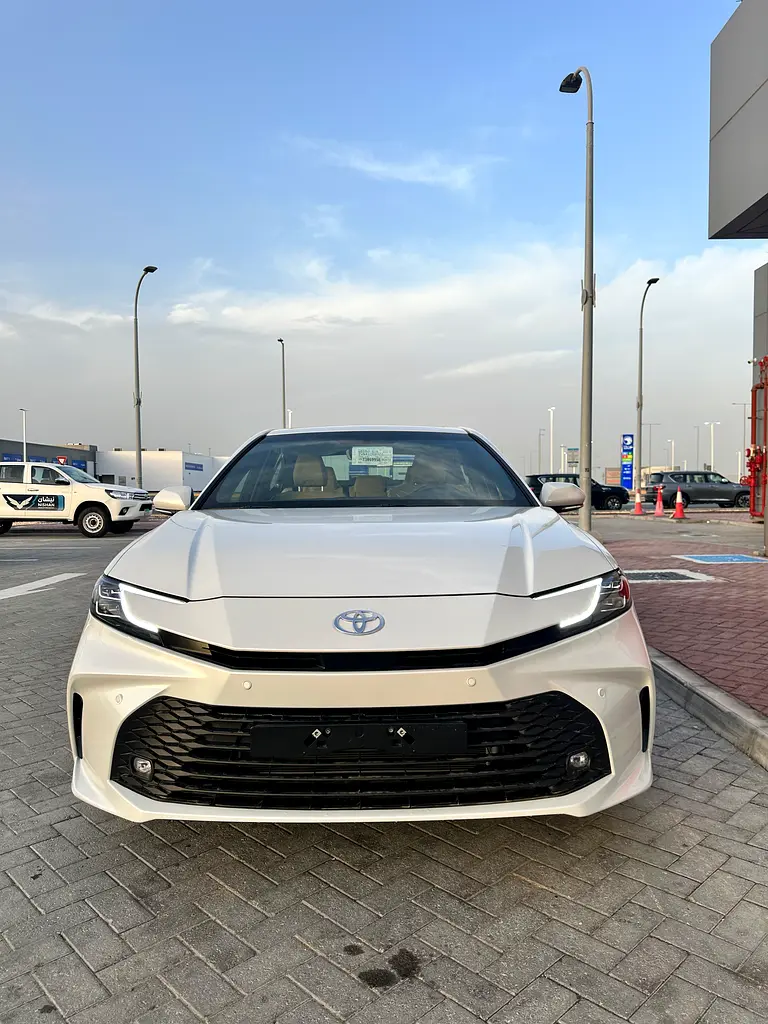 Toyota Camry 2026 — photo 1 of 8