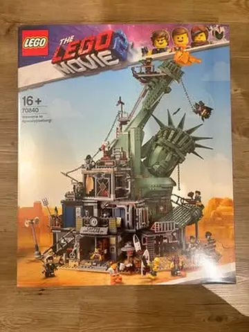 BRAND NEW RARE LEGO 70840 MOVIE 2 WELCOME TO APOCALYPSEBURG!