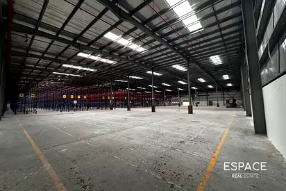 Racked Warehouse | 5,700+ Pallets | 6 Loading Bays