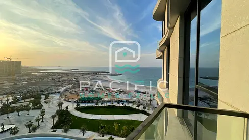 WATERFRONT ELEGANCE WITH PANORAMIC VIEW | ONE BED