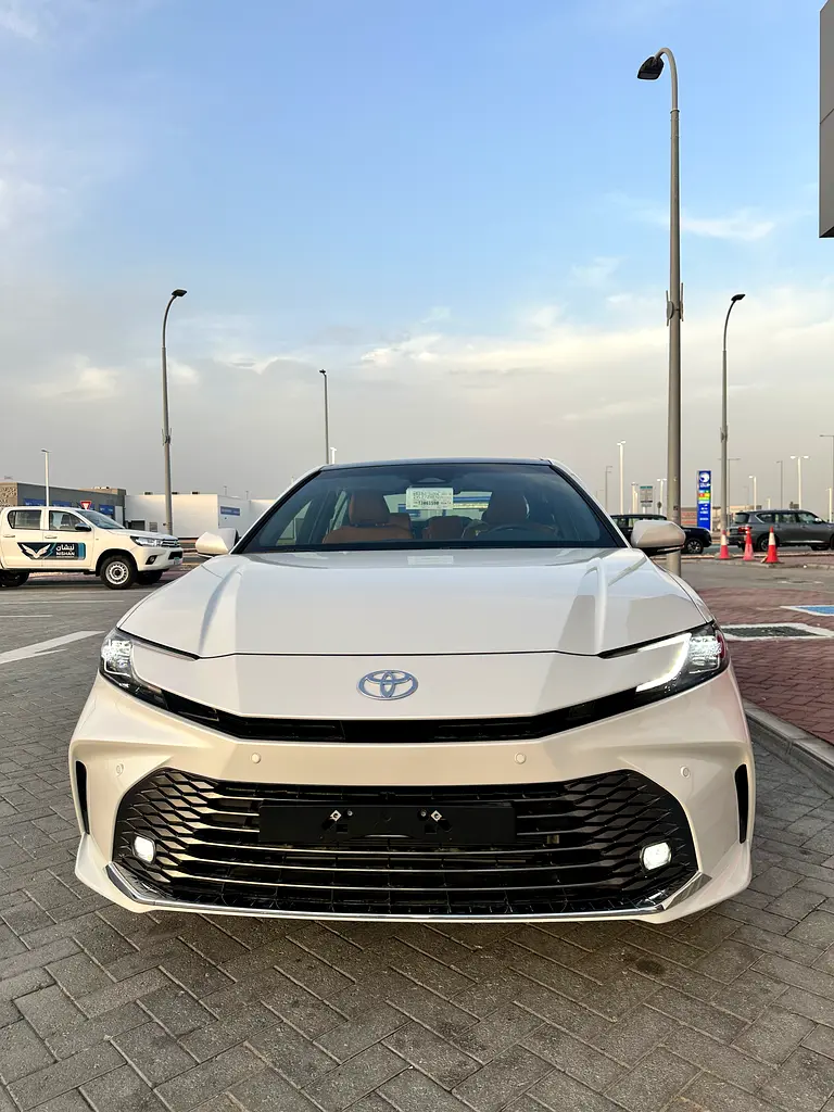 Toyota Camry 2026 — photo 1 of 8