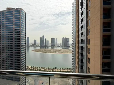Free parking with a balcony and sea view, in a prime and lively location close to all services and near the Dubai exit.