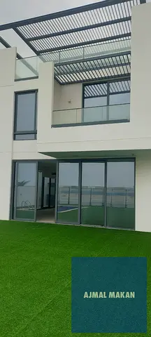 فيلا حصرية على الواجهة المائية مكونة من 6 غرف نوم مع مسبح خاص