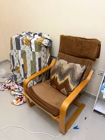 2 Brown wooden-frame lounge chair with cushions (2 Chairs)