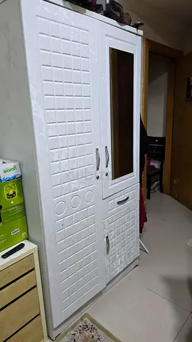 White freestanding 2 Doorwardrobe with mirror in perfect condition